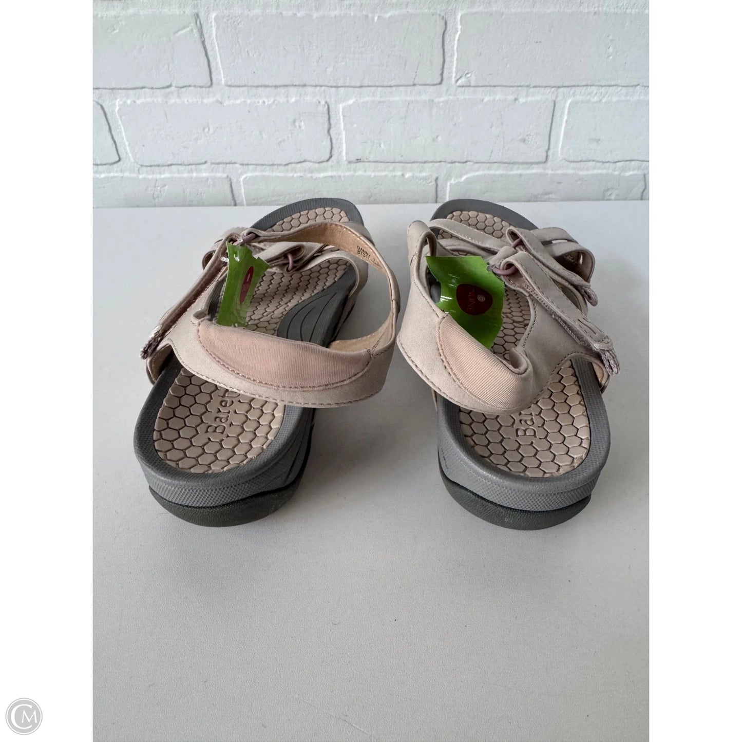 Sandals Flats By Bare Traps In Grey & Tan, Size: 7.5