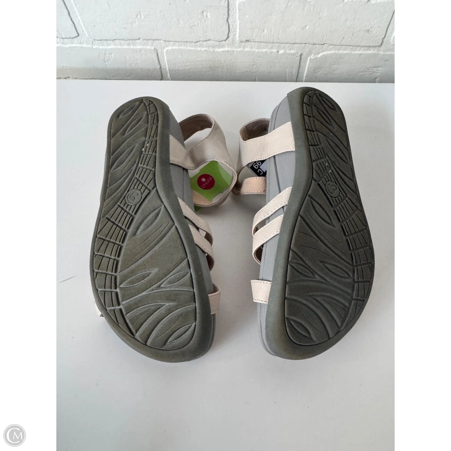 Sandals Flats By Bare Traps In Grey & Tan, Size: 7.5