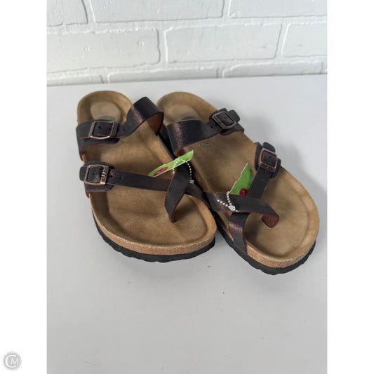 Sandals Flats By Clothes Mentor In Brown, Size: 10.5