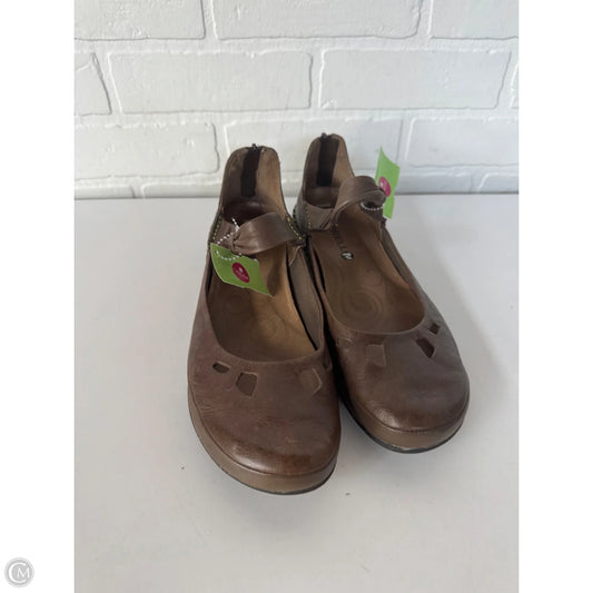Shoes Flats By Merrell In Brown, Size: 10