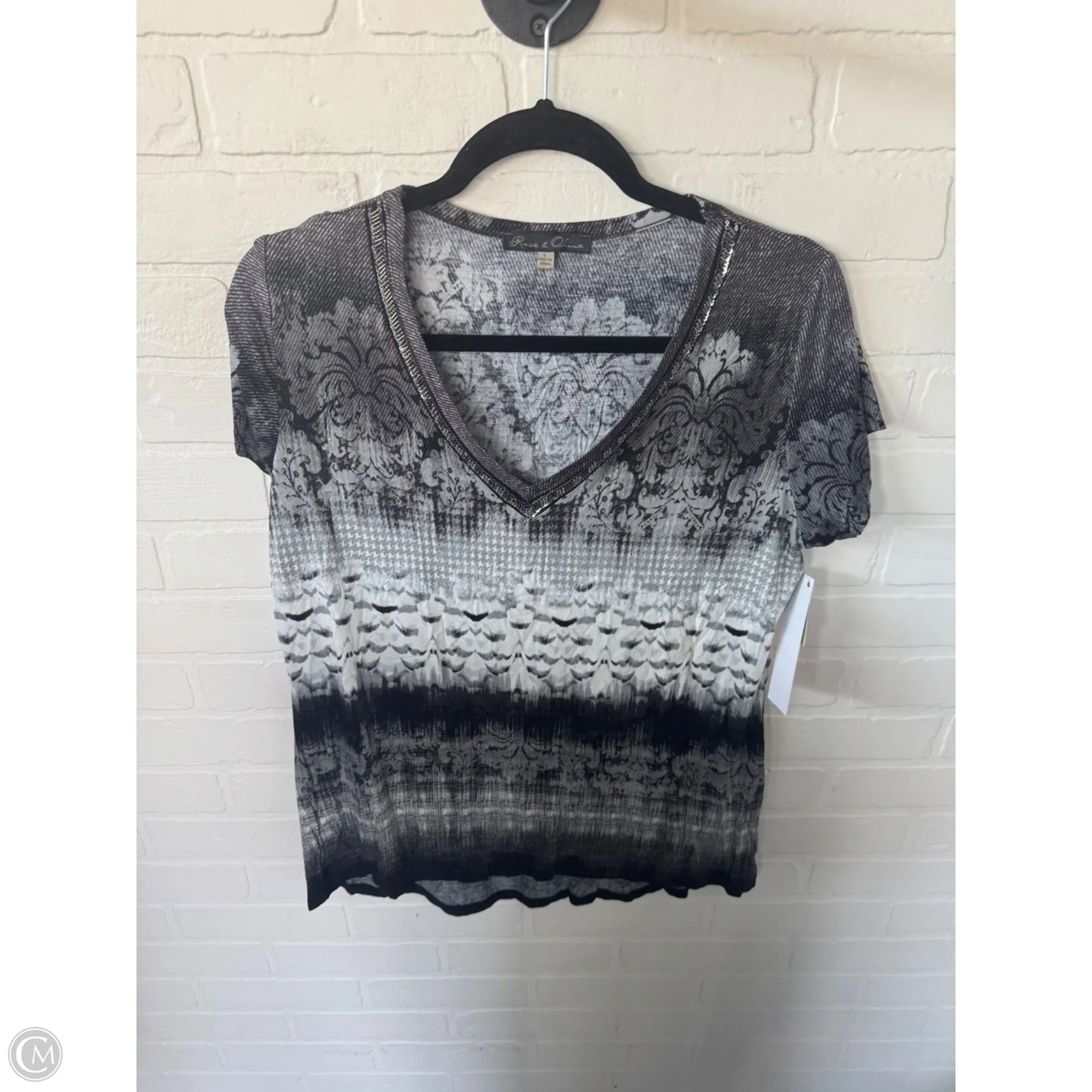 Top Short Sleeve By Rose And Olive In Grey & White, Size: L
