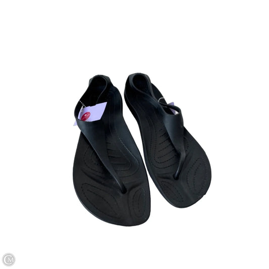 Sandals Flats By Crocs In Black, Size: 7