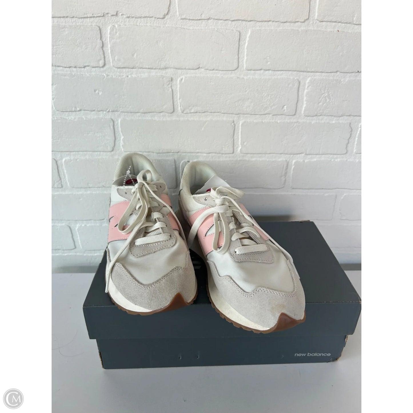 Shoes Sneakers By New Balance In Cream & Pink, Size: 9.5