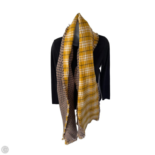 Scarf Winter By Clothes Mentor In Black & Yellow