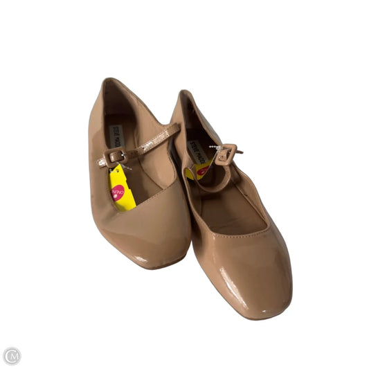 Shoes Flats By Steve Madden In Tan, Size: 7