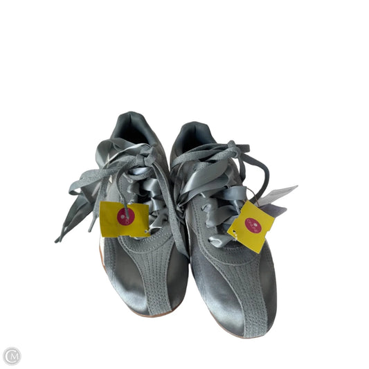 Shoes Sneakers By Reebok In Grey & White, Size: 8