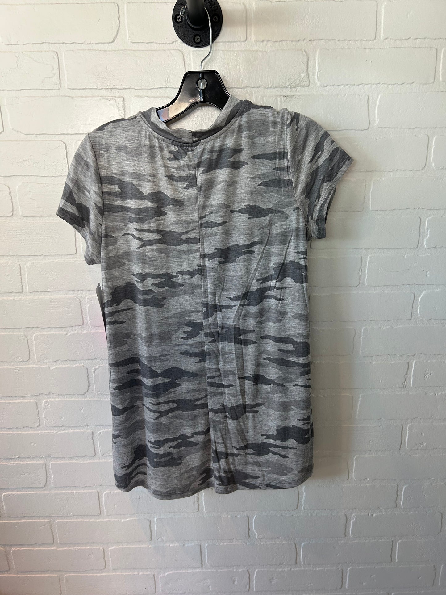 Top Short Sleeve Basic By Maurices In Grey, Size: M