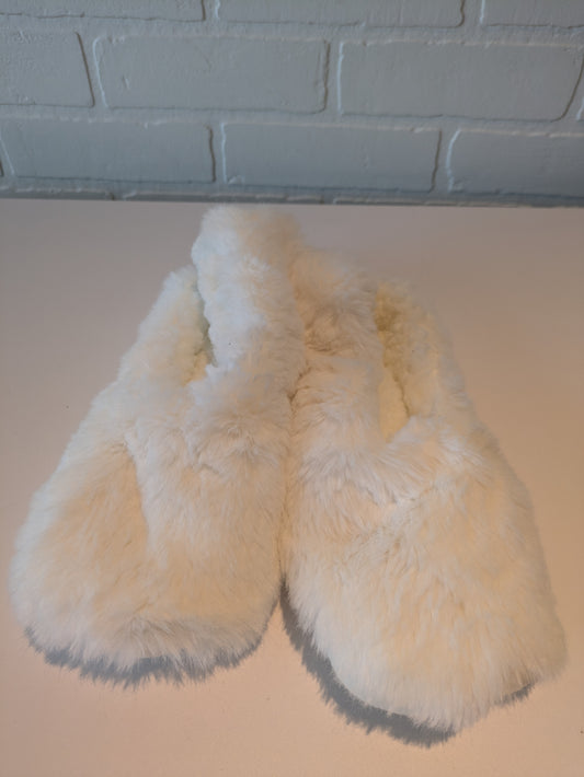 Slippers By Clothes Mentor In White, Size: 8