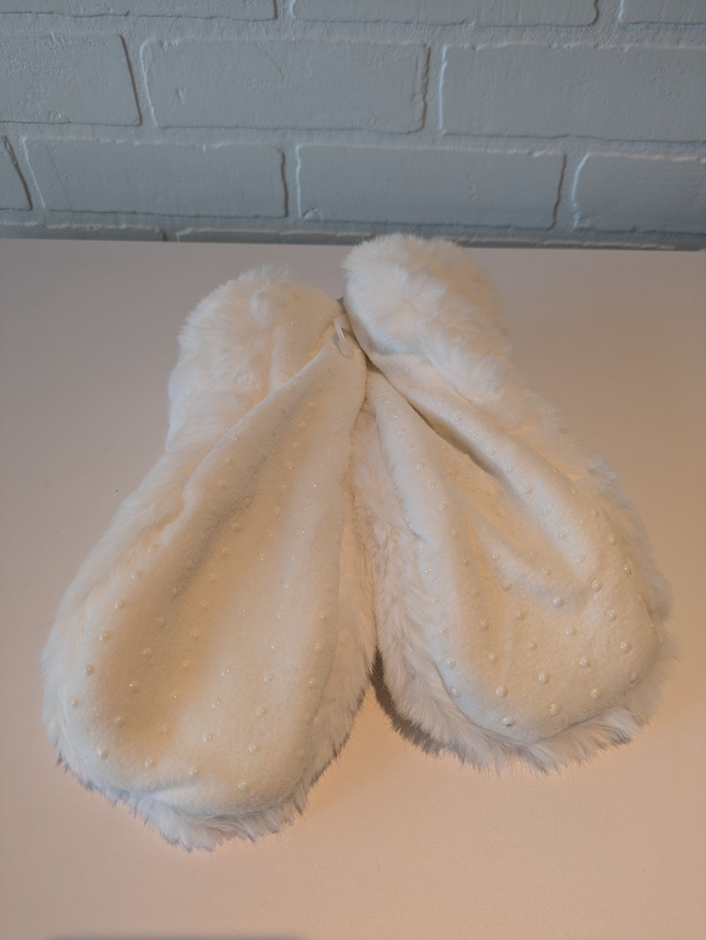 Slippers By Clothes Mentor In White, Size: 8