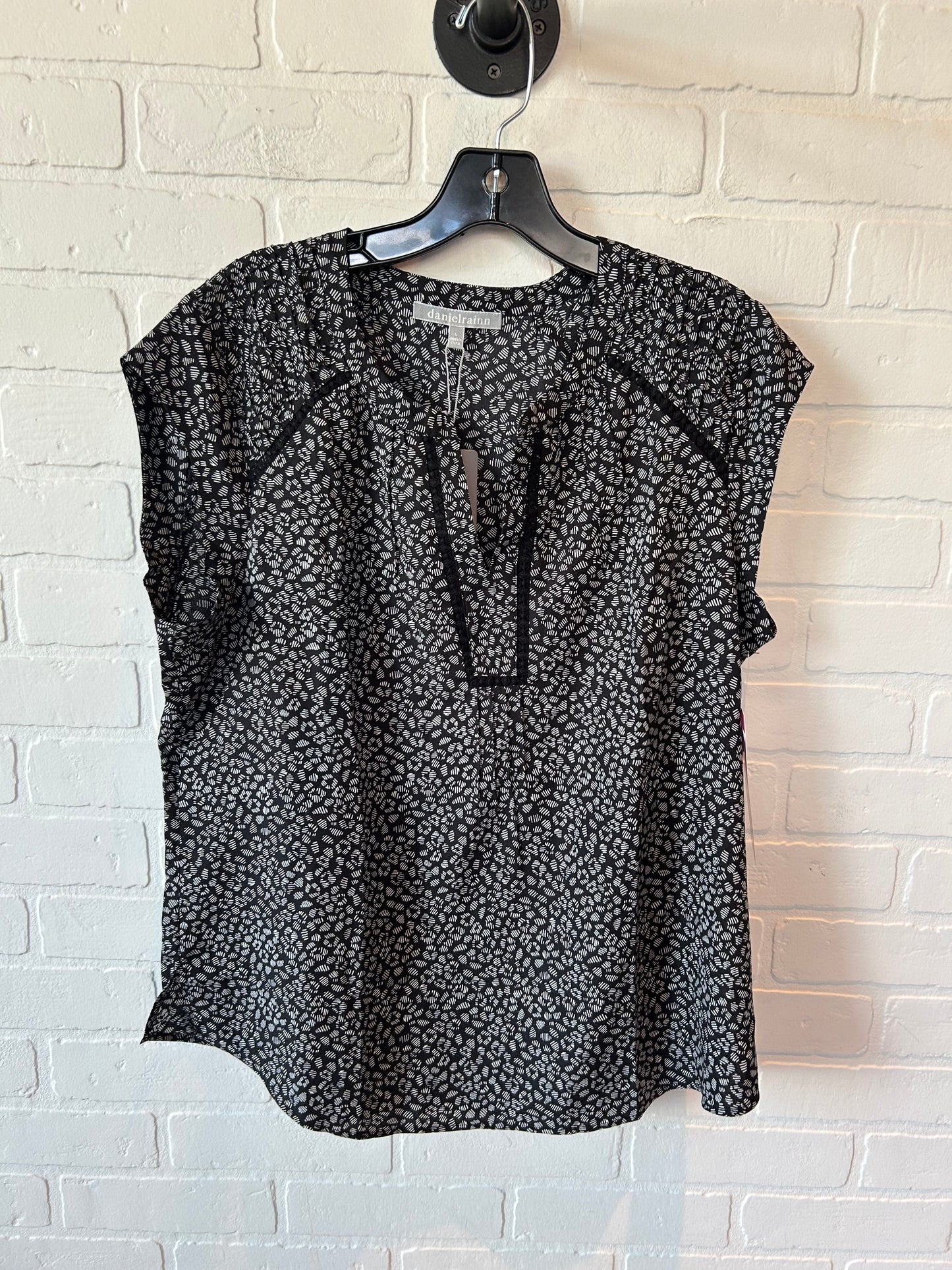 Top Sleeveless By Daniel Rainn In Black & White, Size: L