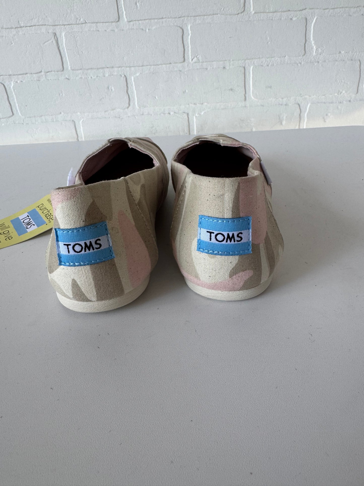 Shoes Flats By Toms In Cream & Pink, Size: 7.5