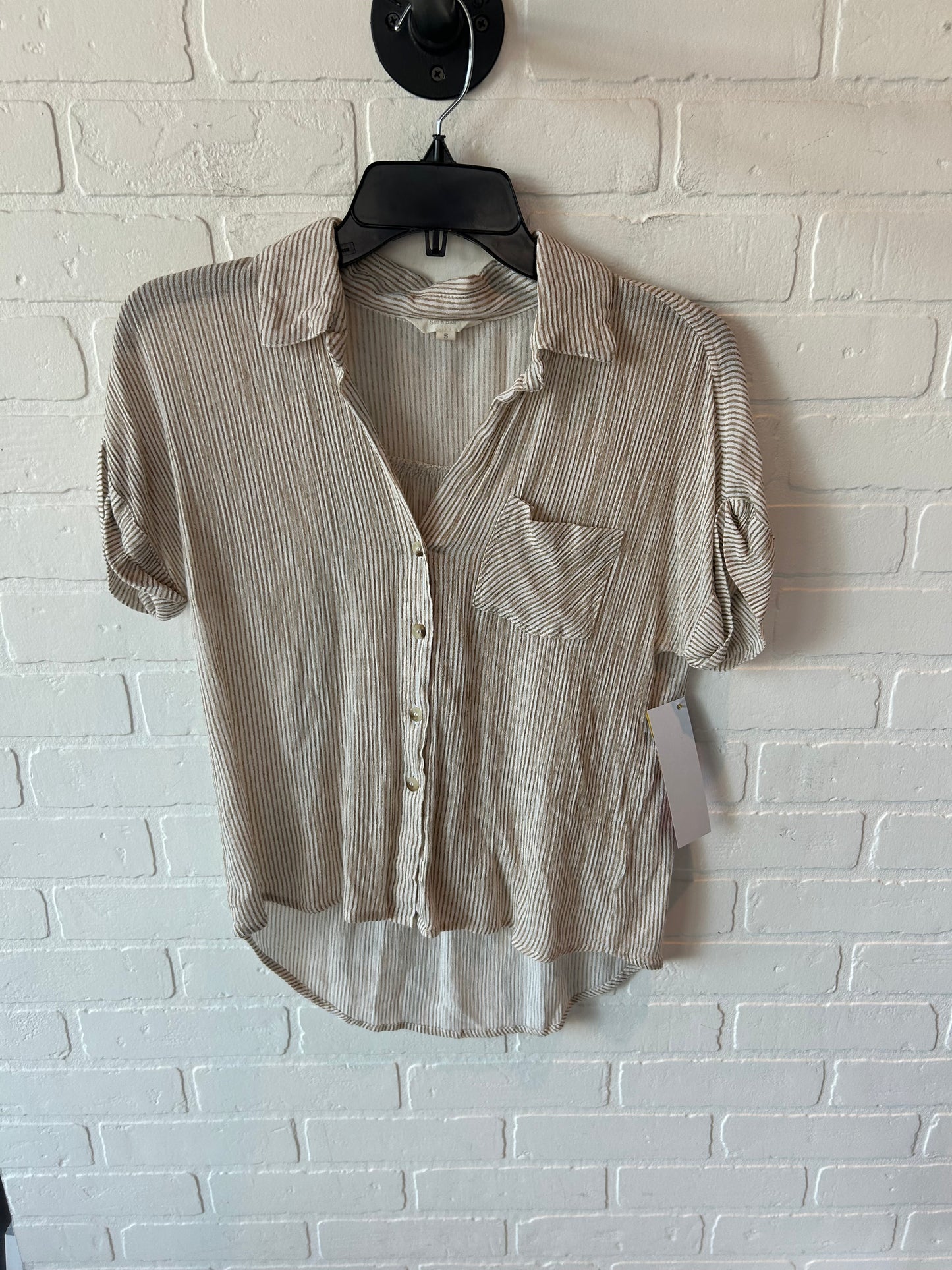 Top Short Sleeve By Clothes Mentor In Tan & White, Size: S