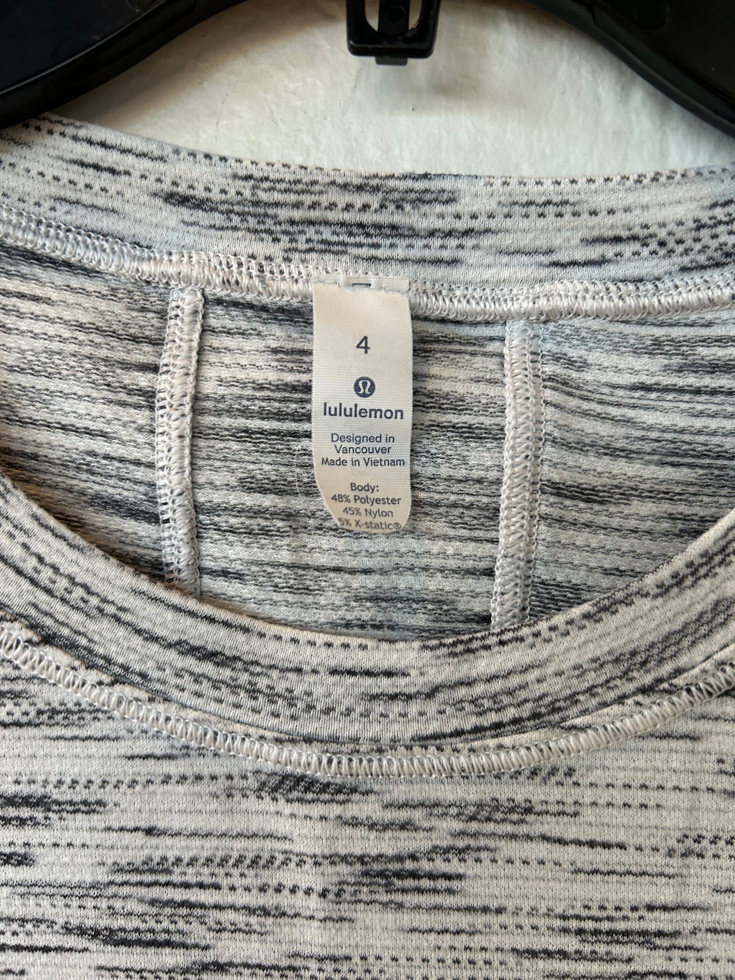 Athletic Top Short Sleeve By Lululemon In Grey & White, Size: S