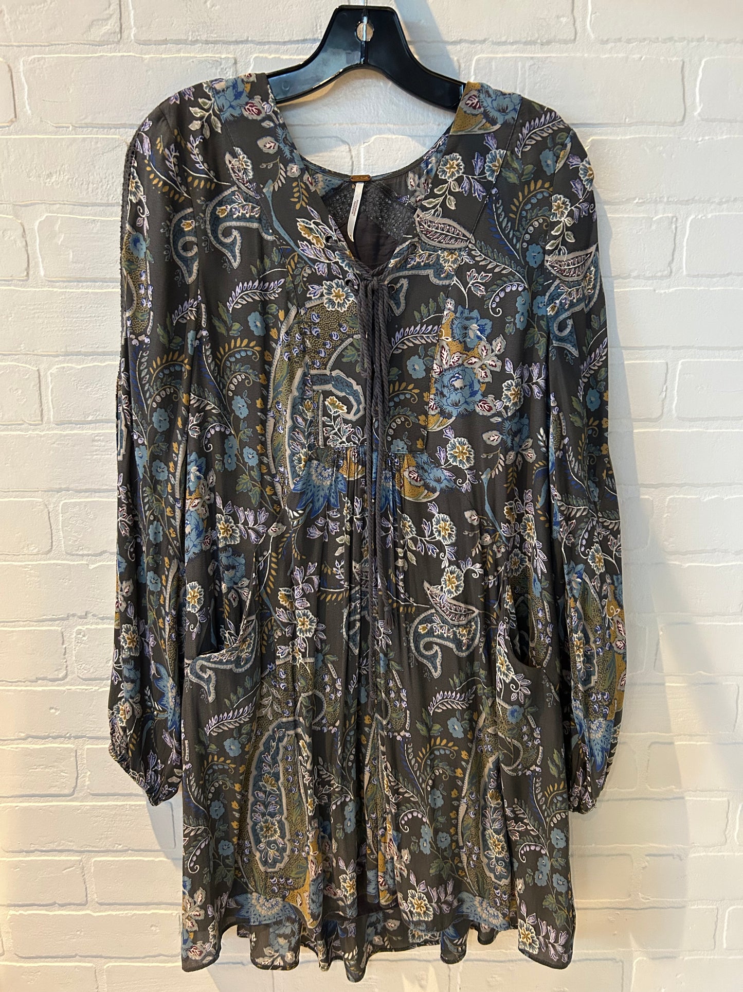Dress Casual Short By Free People In Grey, Size: M
