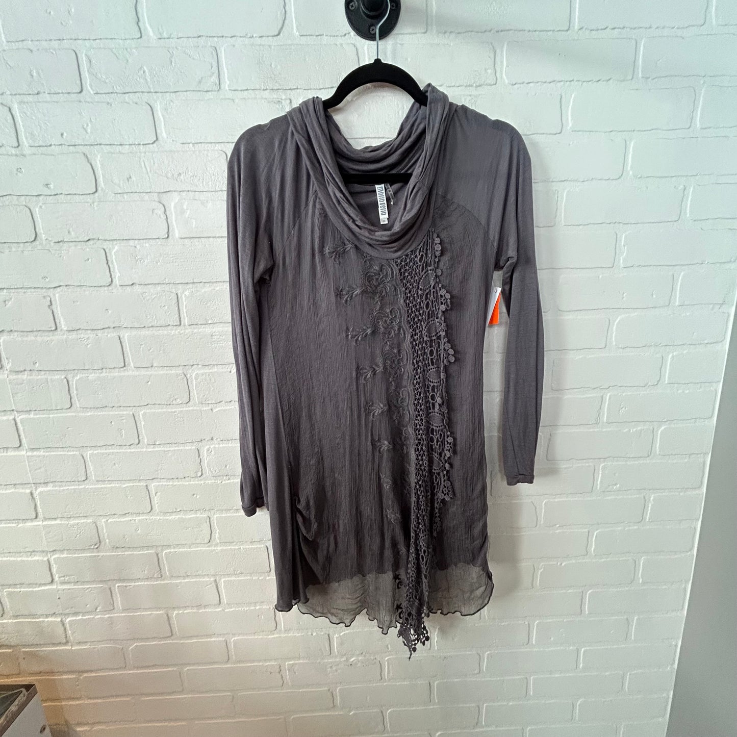 Top Long Sleeve By Monoreno In Grey, Size: M