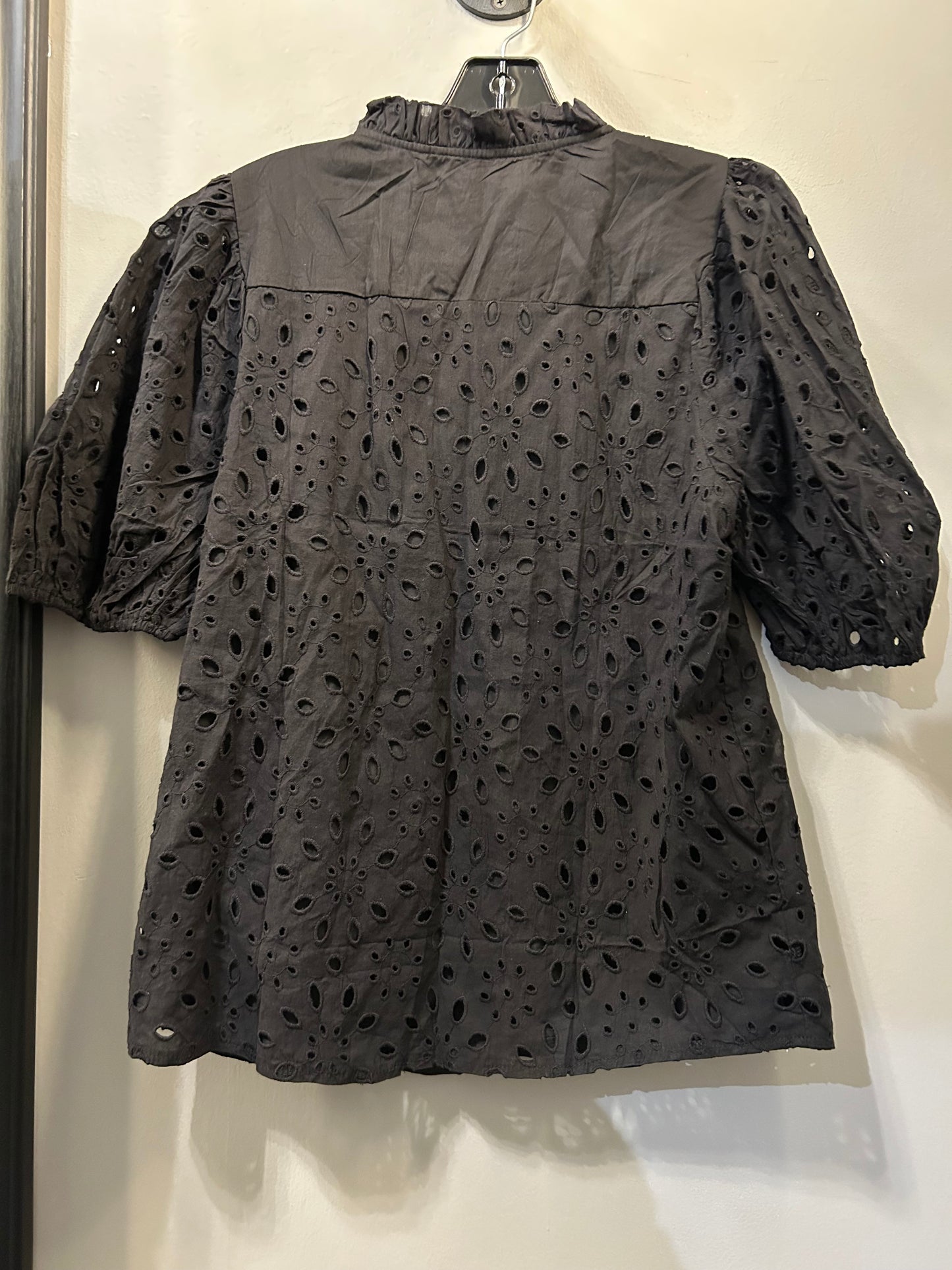 Top Short Sleeve By PRETTY GARDEN In Black, Size: M