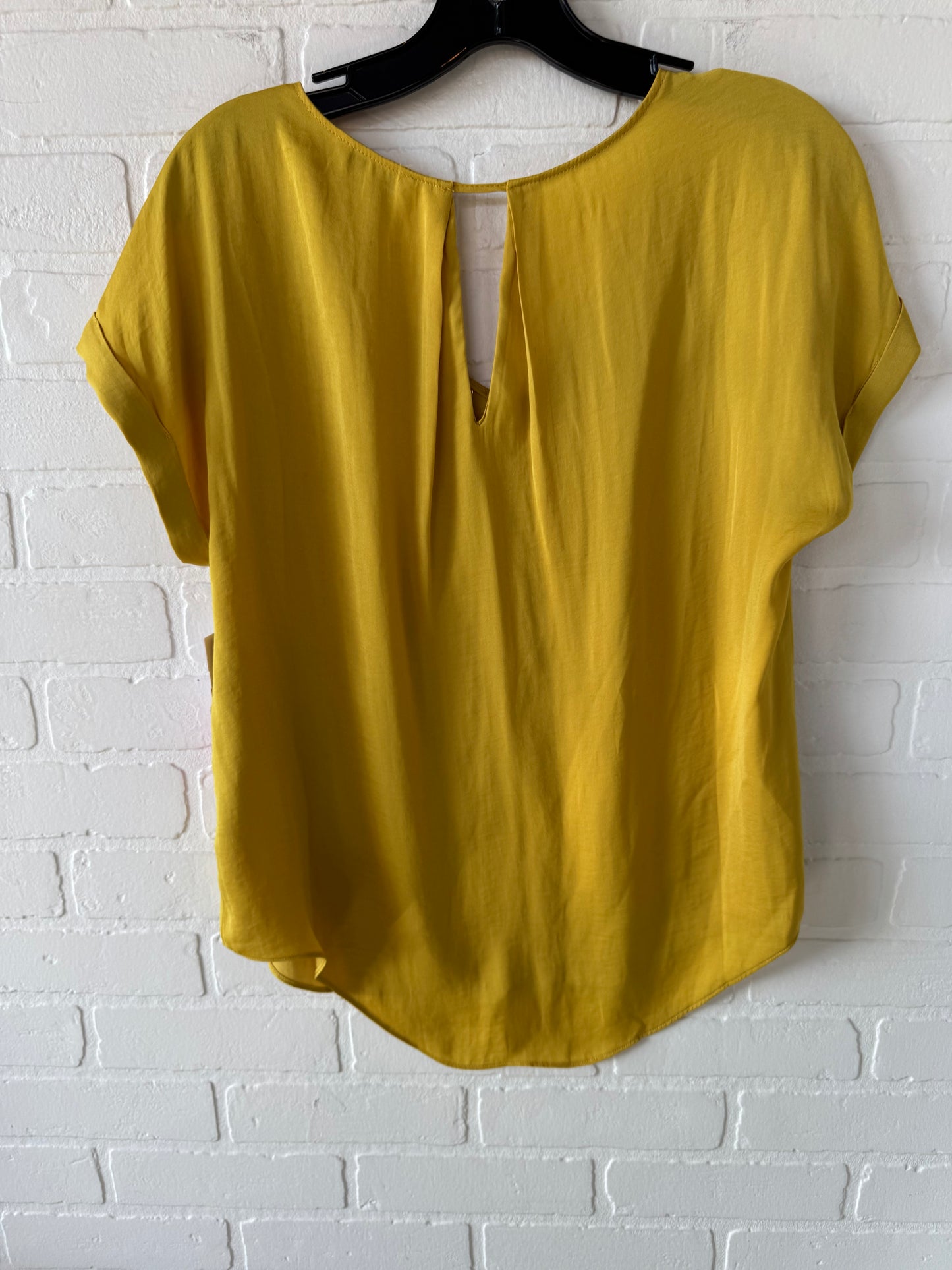 Top Short Sleeve By Naked Zebra In Yellow, Size: S