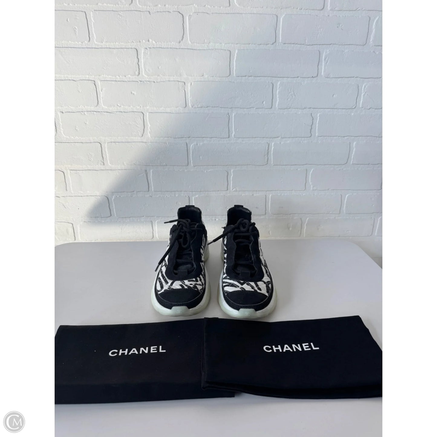 Shoes Luxury Designer By Chanel In Black & White, Size: 10