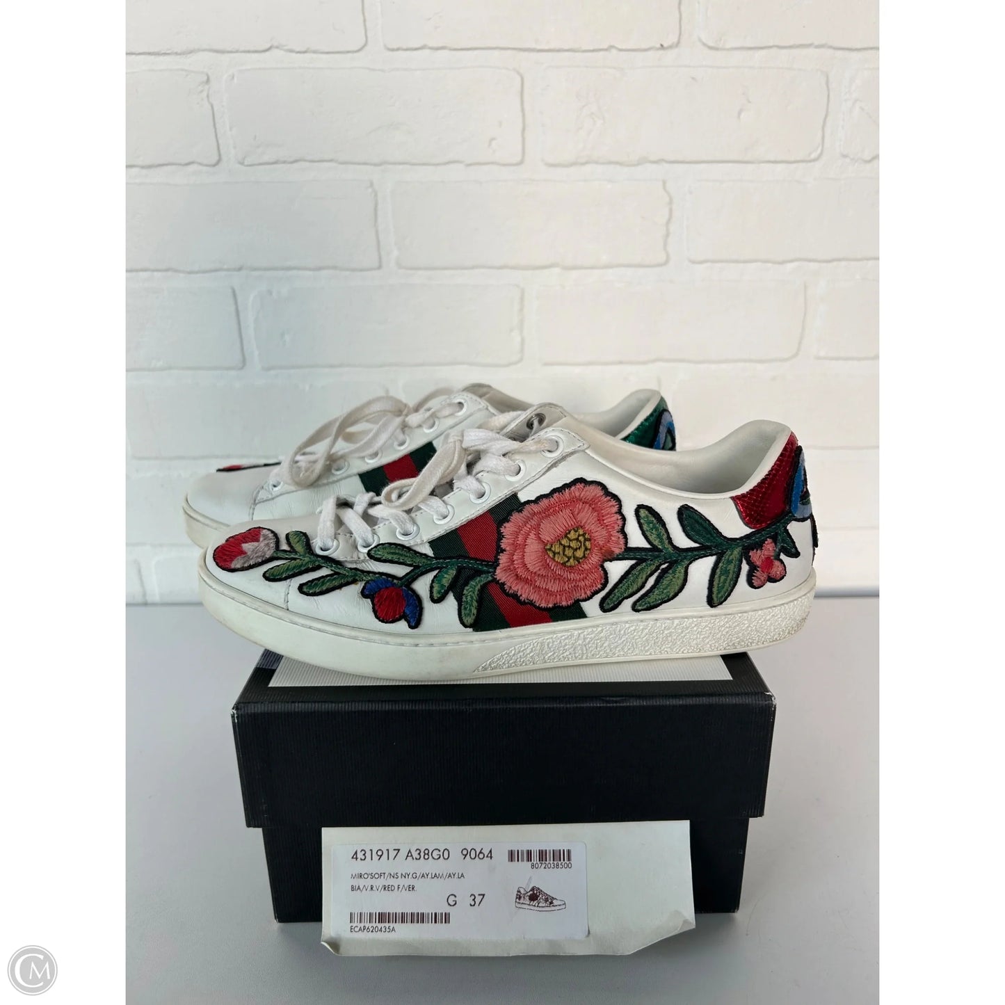 Shoes Luxury Designer By Gucci In White, Size: 6.5