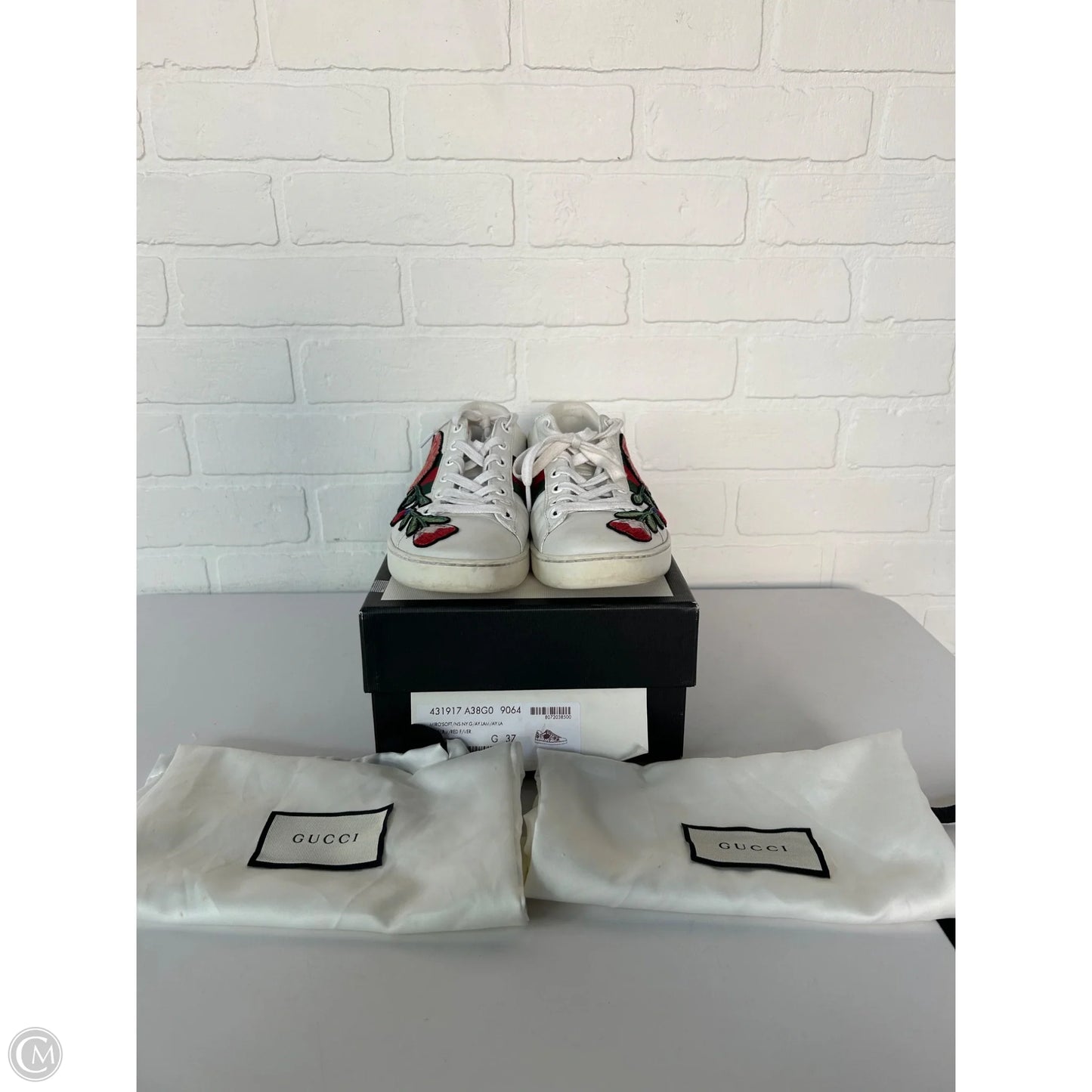 Shoes Luxury Designer By Gucci In White, Size: 6.5