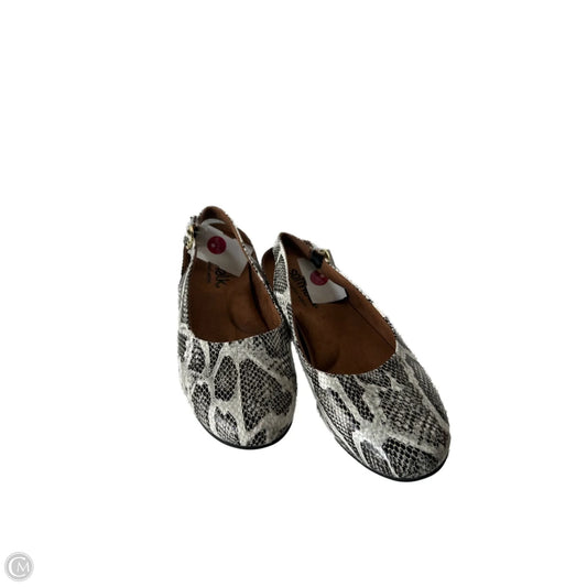 Shoes Flats By Cmc In Black & White, Size: 9