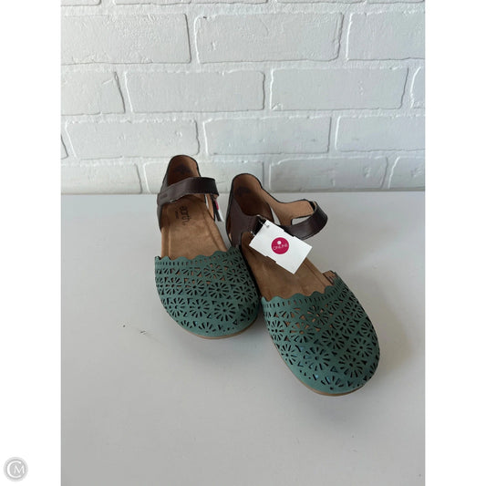 Shoes Flats By Earth Origins In Blue & Brown, Size: 8