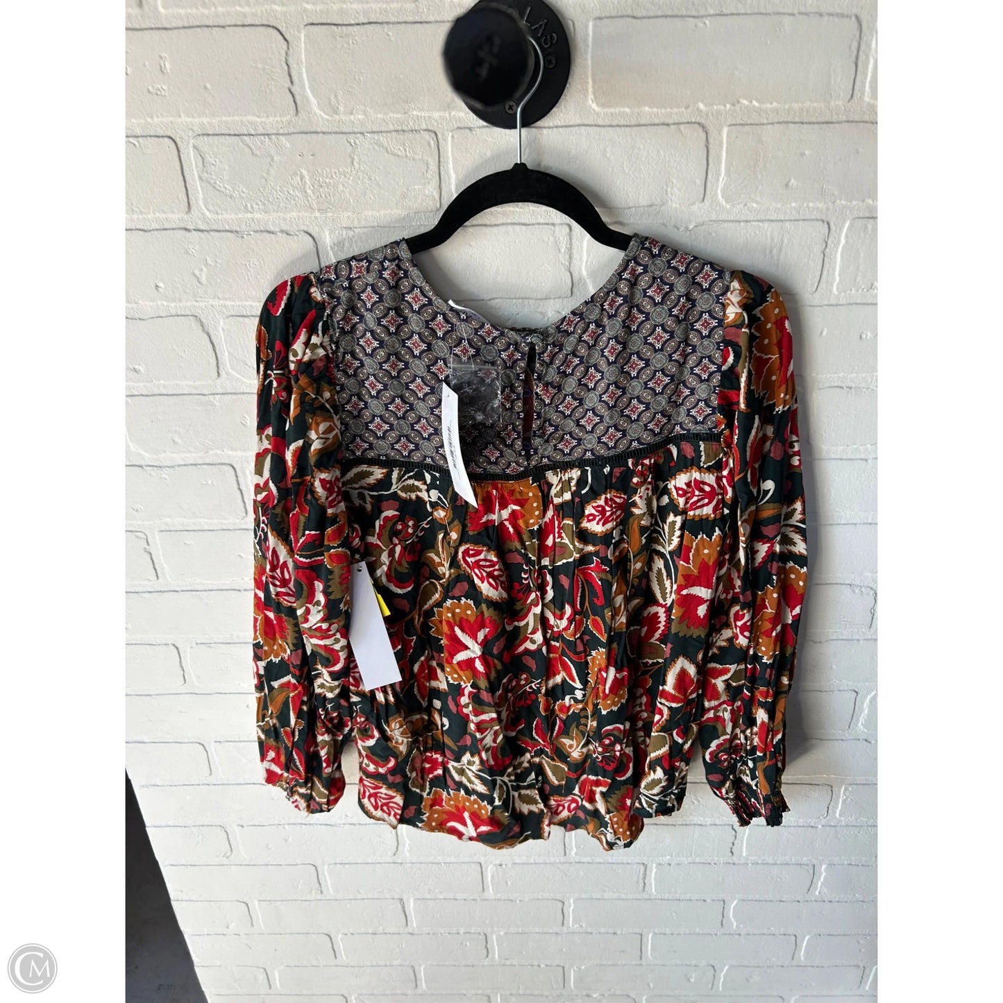 Top Long Sleeve By Clothes Mentor In Green & Red, Size: Xs