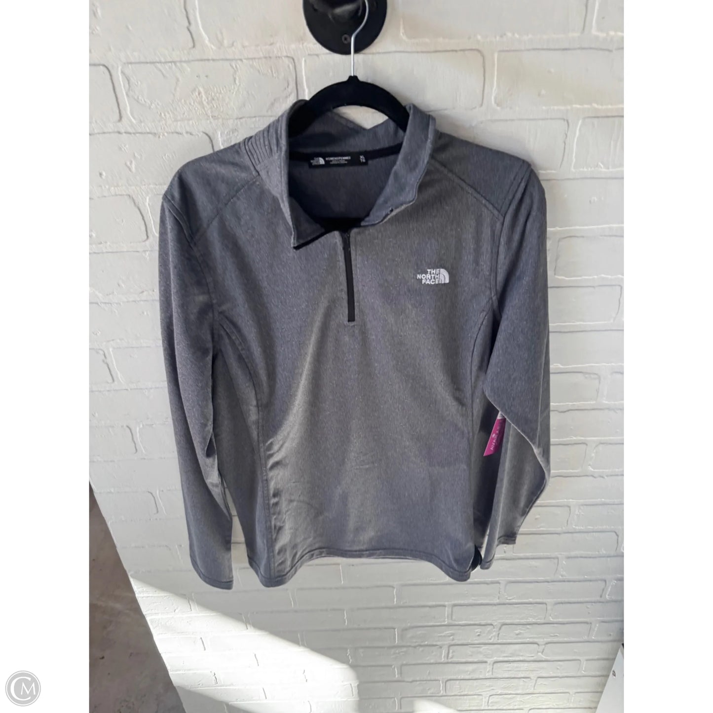 Athletic Top Long Sleeve Collar By The North Face In Grey, Size: Xl