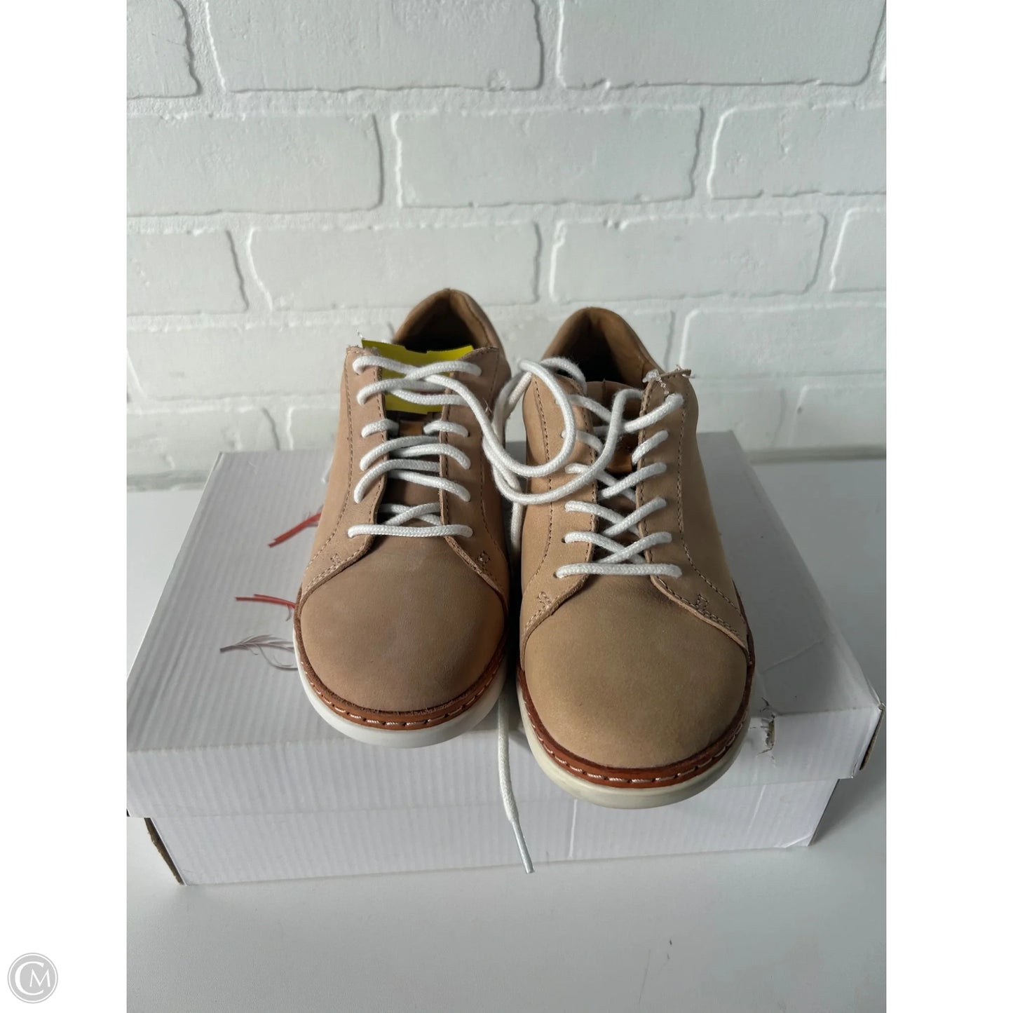 Shoes Flats By Clarks In Tan, Size: 5