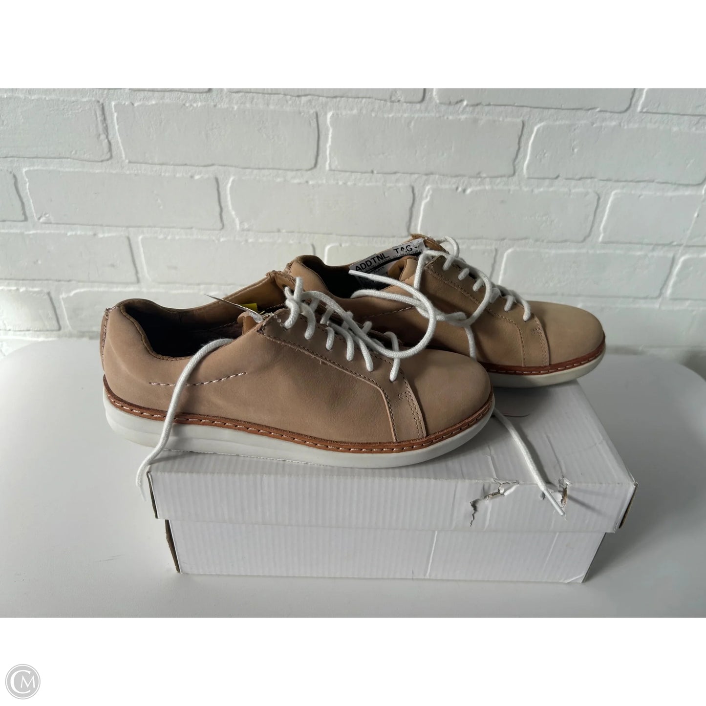 Shoes Flats By Clarks In Tan, Size: 5