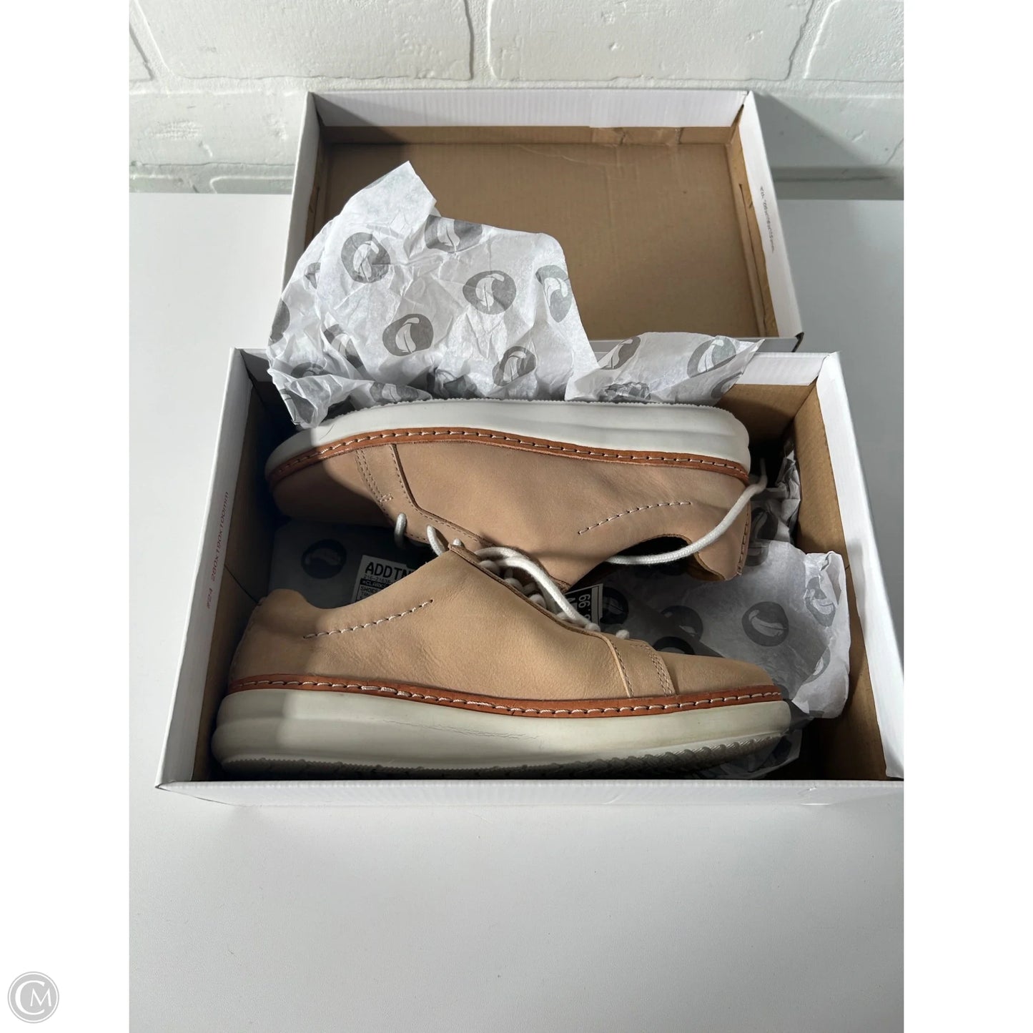 Shoes Flats By Clarks In Tan, Size: 5