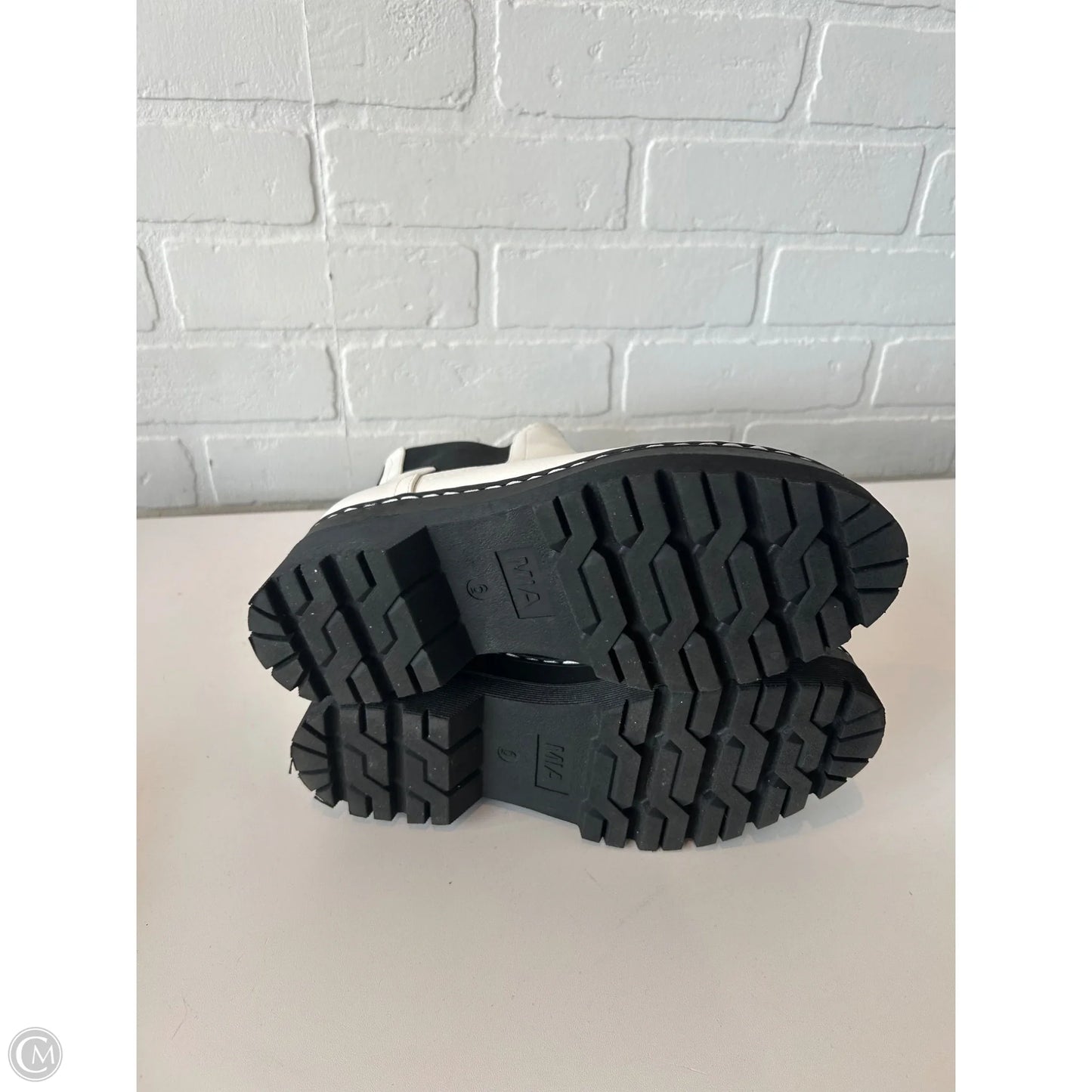 Boots Ankle Flats By Mia In White, Size: 6