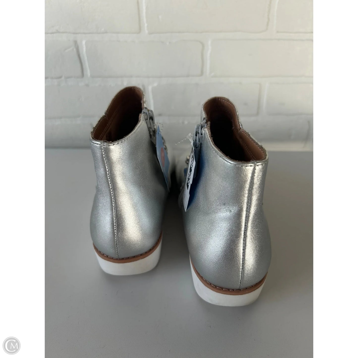 Boots Ankle Flats By Fitflop In Silver, Size: 7