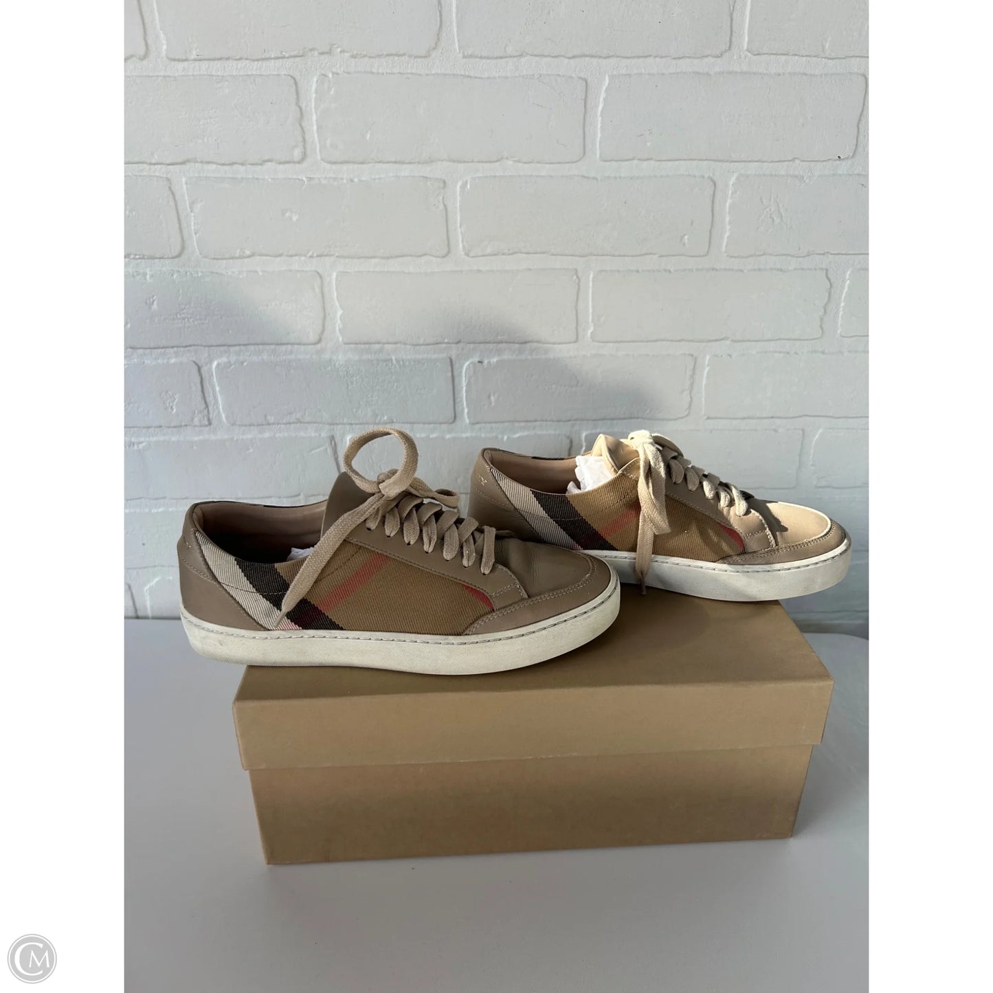 Shoes Luxury Designer By Burberry In Tan, Size: 7.5