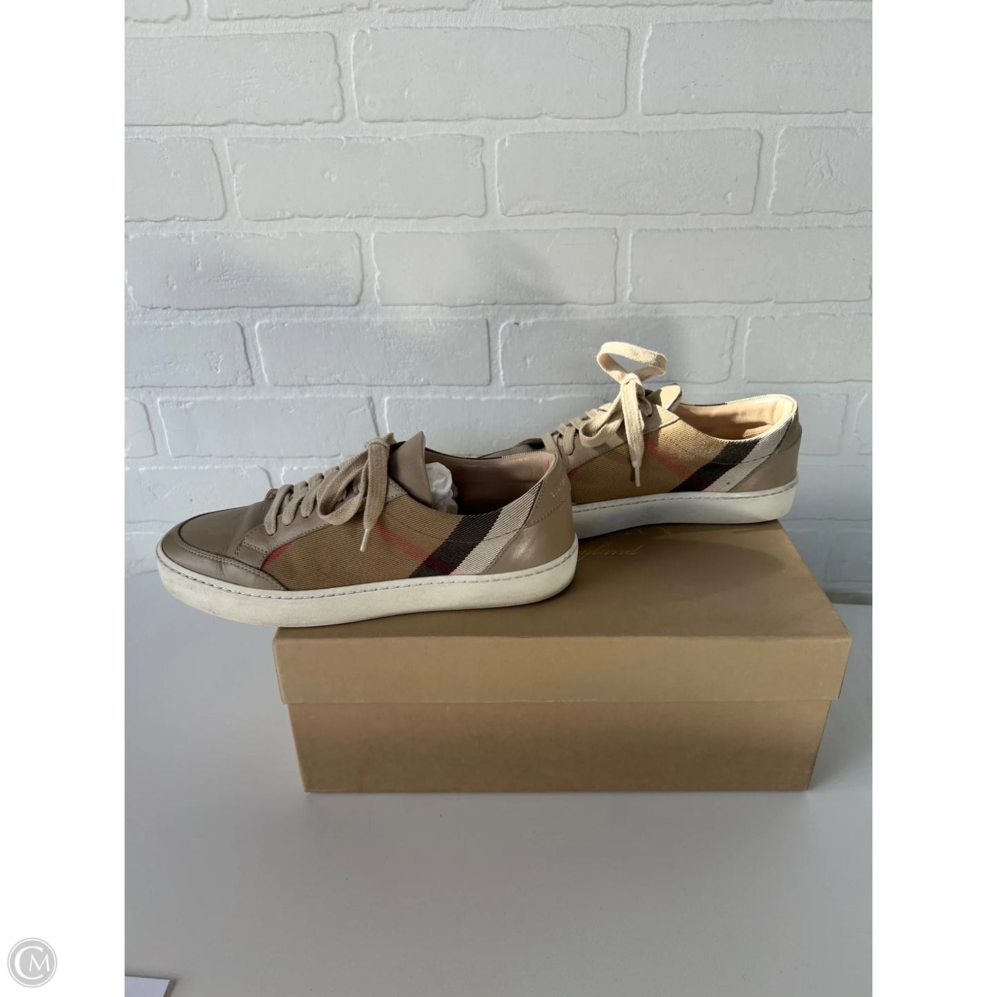 Shoes Luxury Designer By Burberry In Tan, Size: 7.5