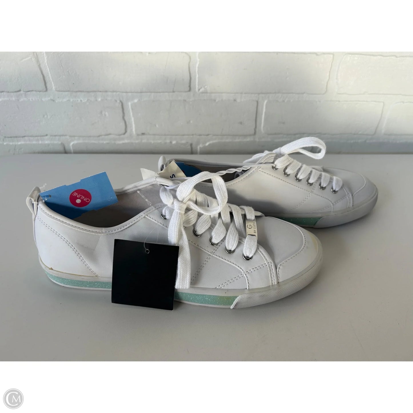 Shoes Sneakers By Guess In White, Size: 8.5