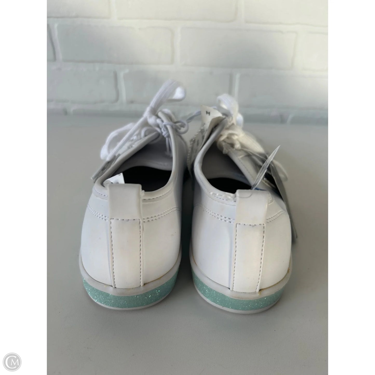 Shoes Sneakers By Guess In White, Size: 8.5