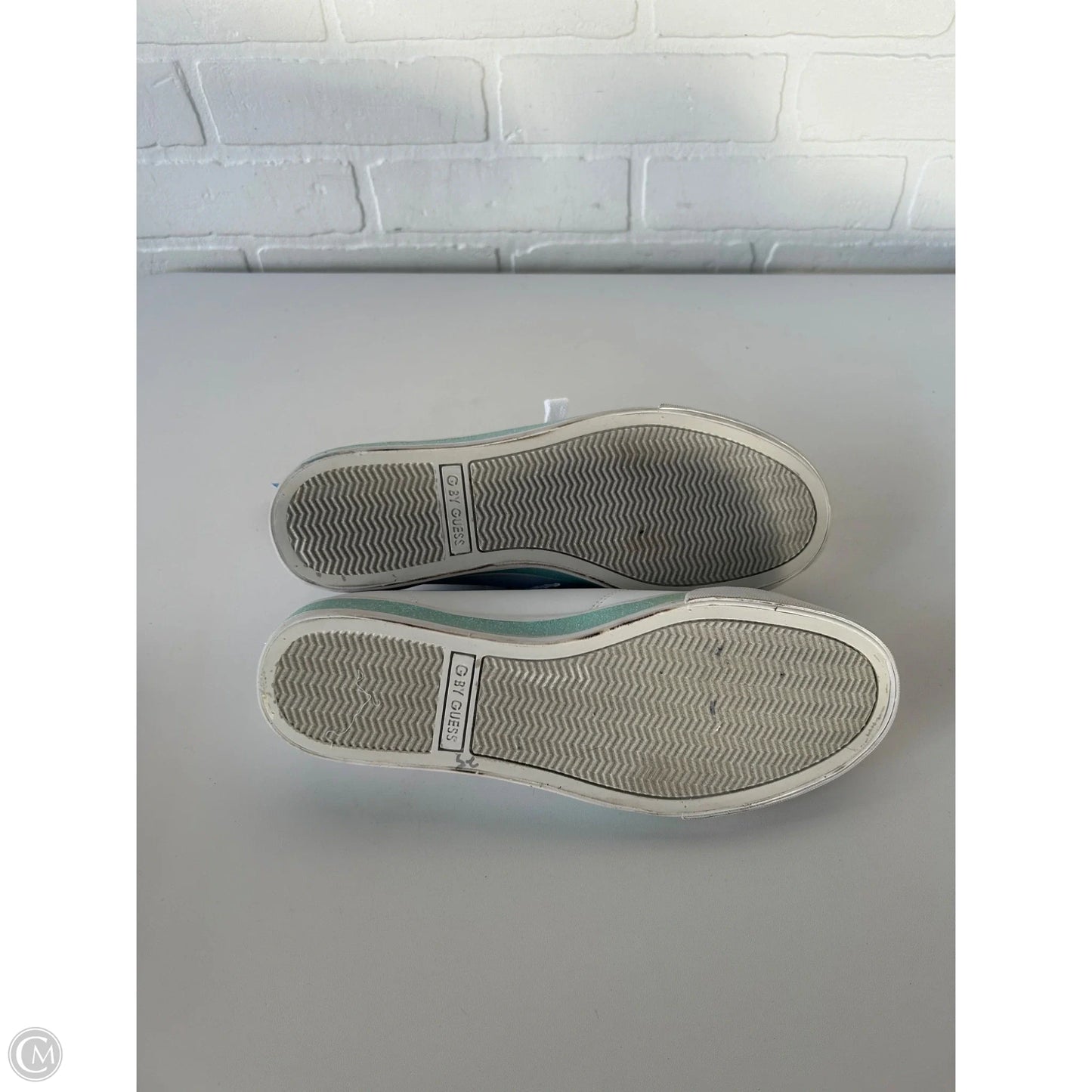 Shoes Sneakers By Guess In White, Size: 8.5