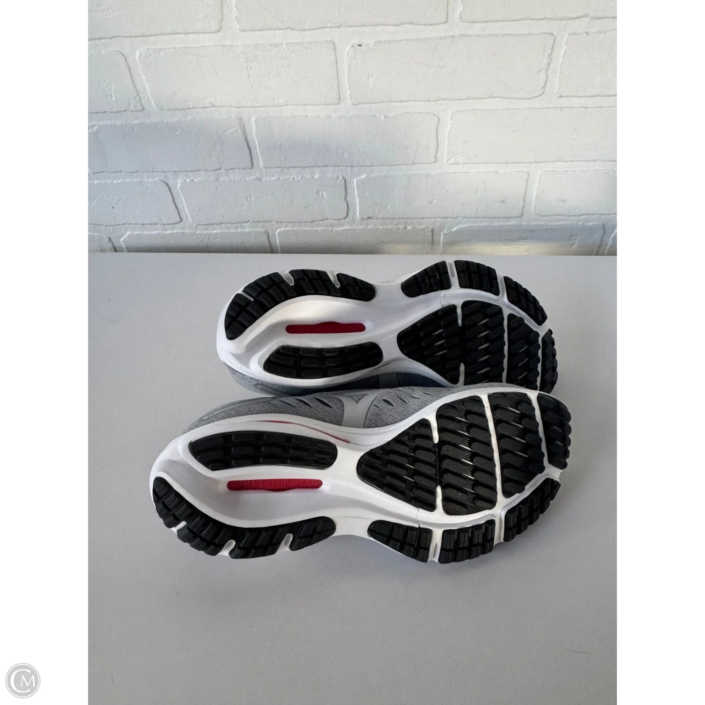 Shoes Athletic By Mizuno In Grey, Size: 7.5