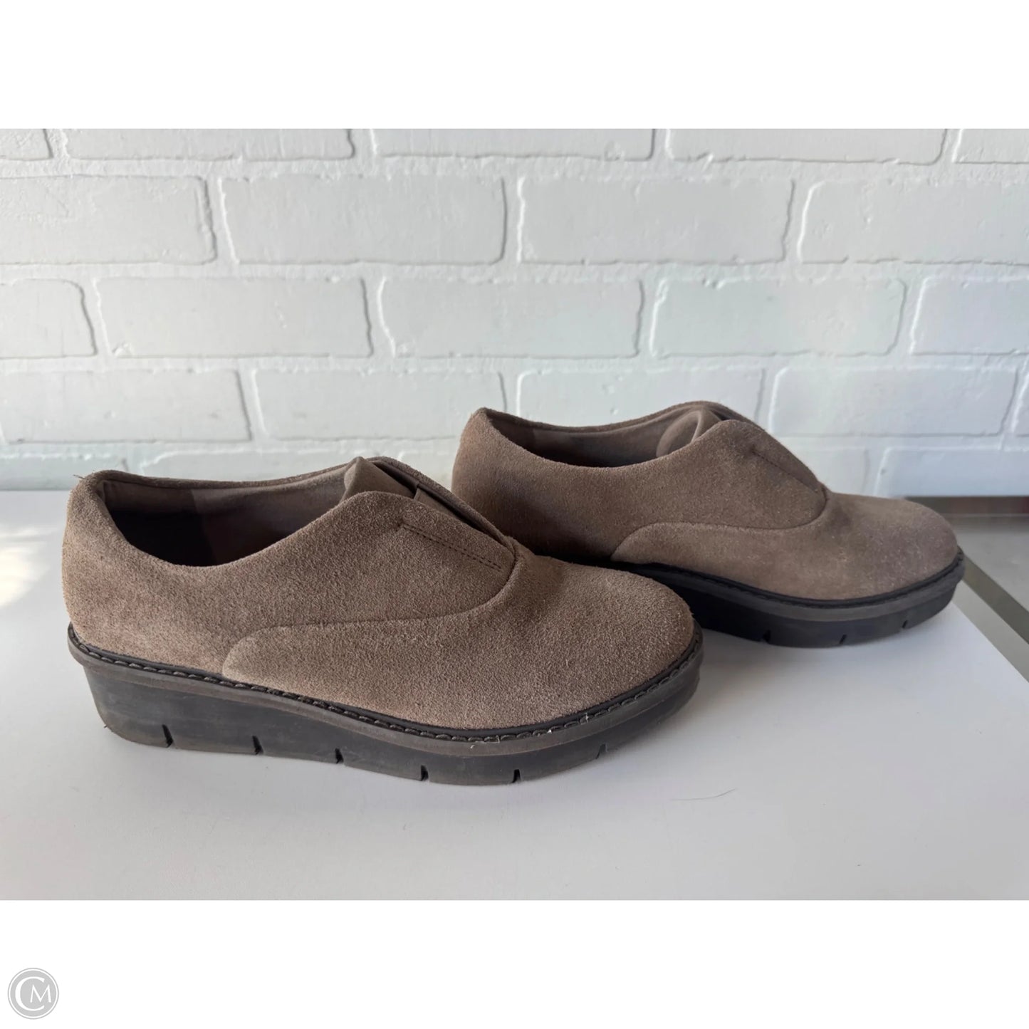 Shoes Flats By Clarks In Brown, Size: 9