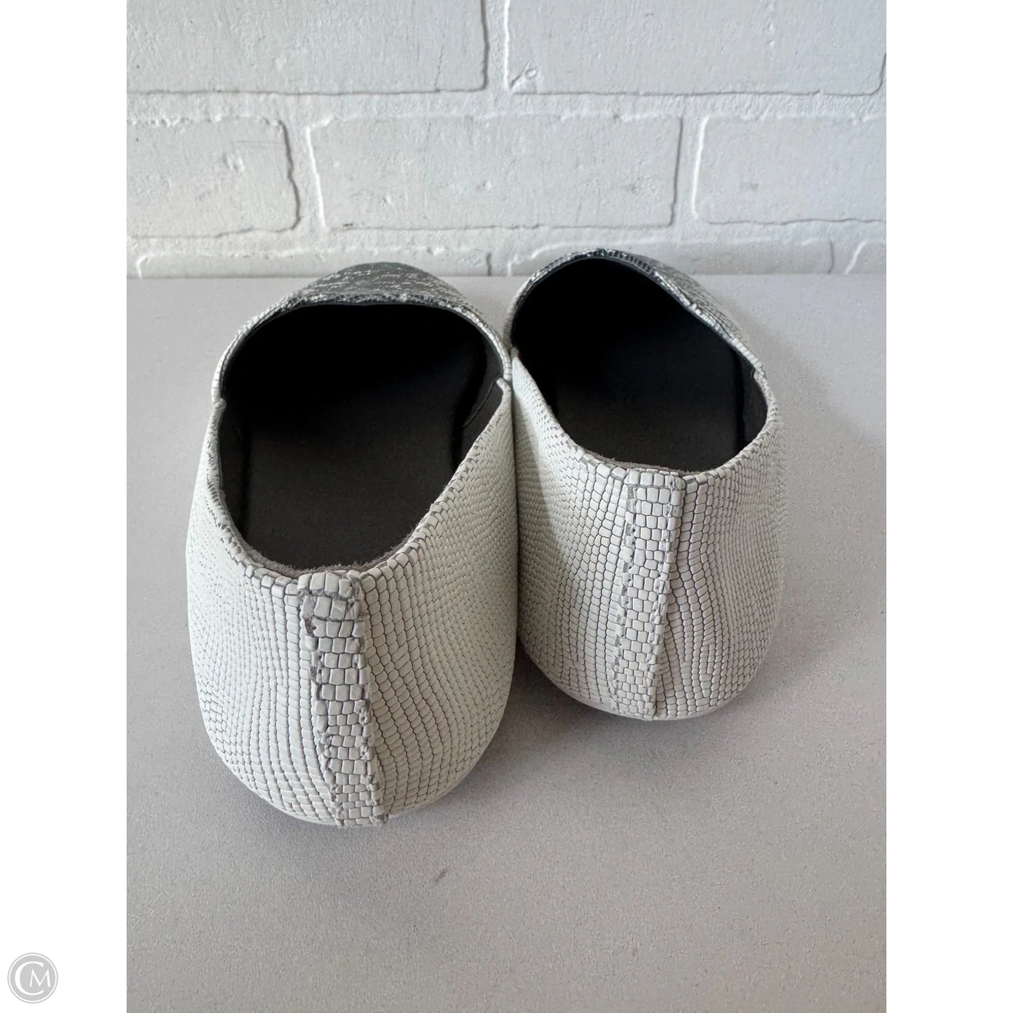 Shoes Flats By Vince In Grey & White, Size: 8.5