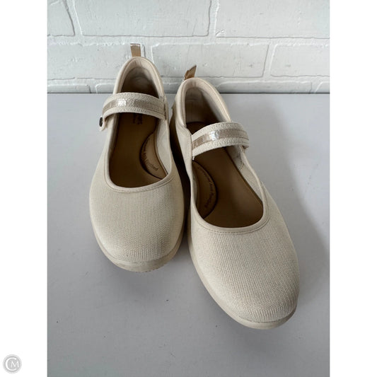 Shoes Flats By Clothes Mentor In Cream, Size: 9