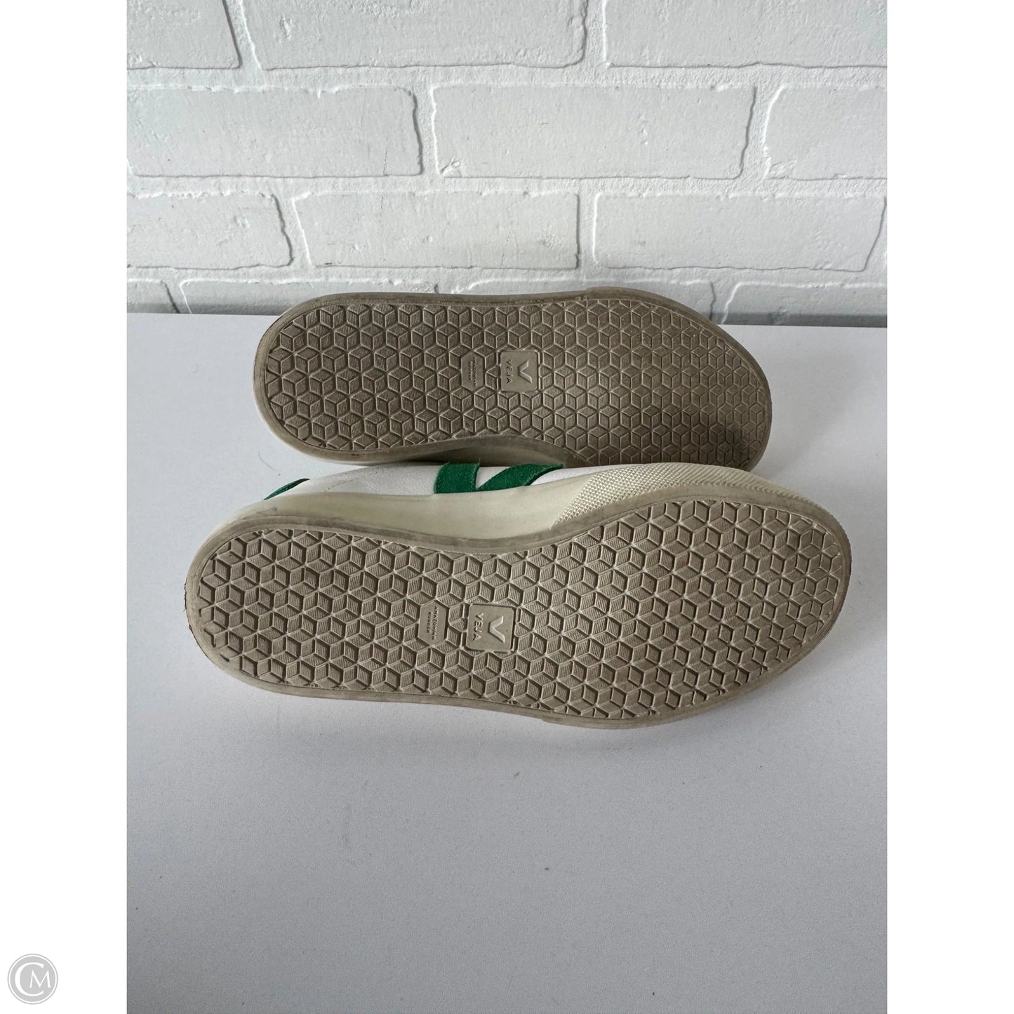 Shoes Sneakers By Veja In Green & White, Size: 8