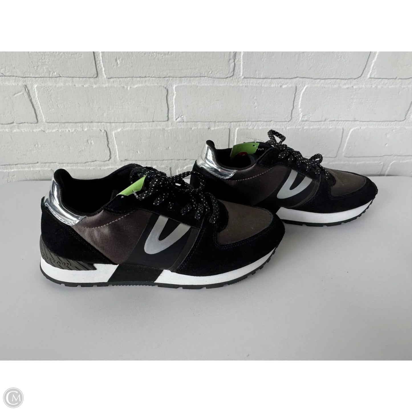 Shoes Sneakers By Tretorn In Black, Size: 7.5