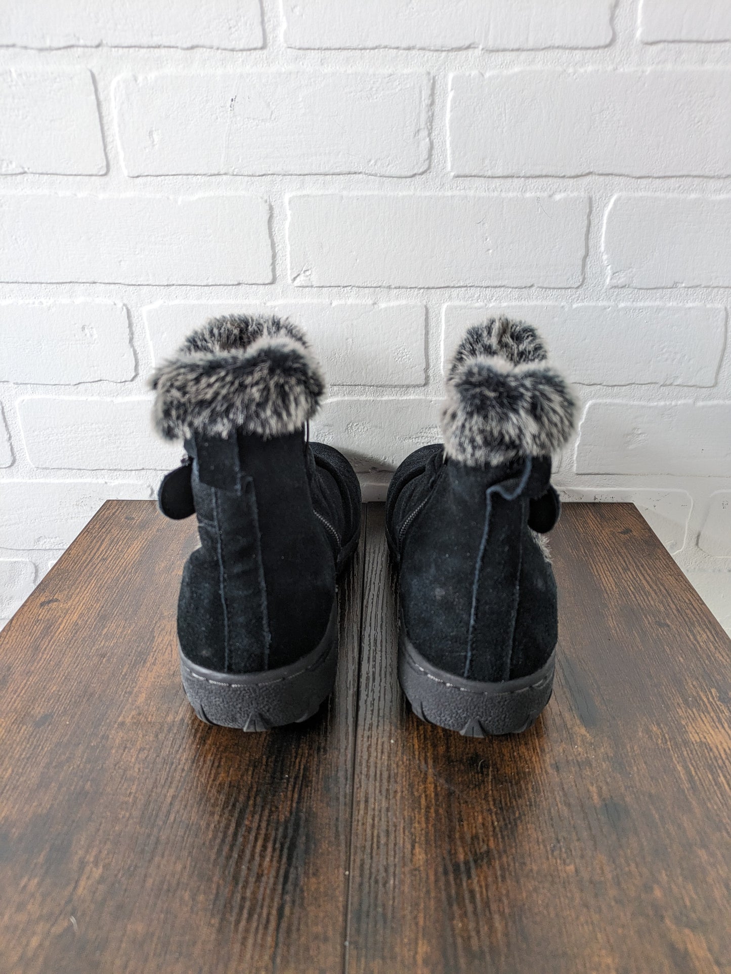 Boots Snow By Khombu  Size: 7