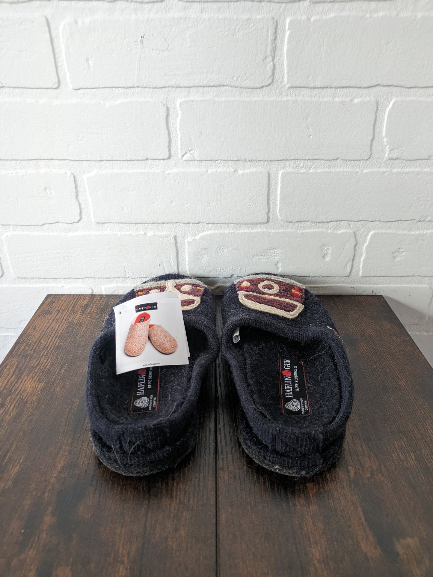 Slippers By Clothes Mentor  Size: 6