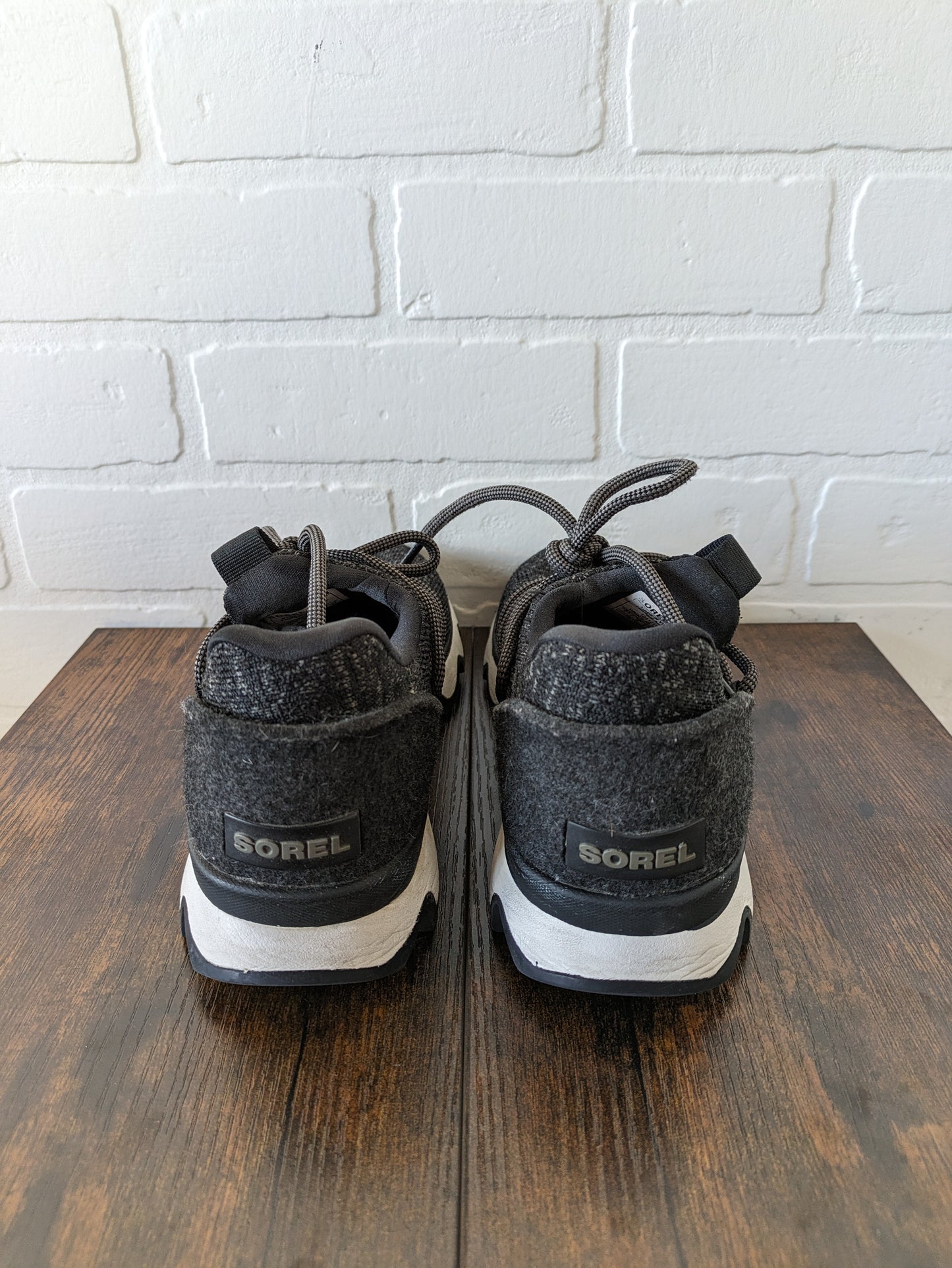 Shoes Sneakers By Sorel  Size: 7
